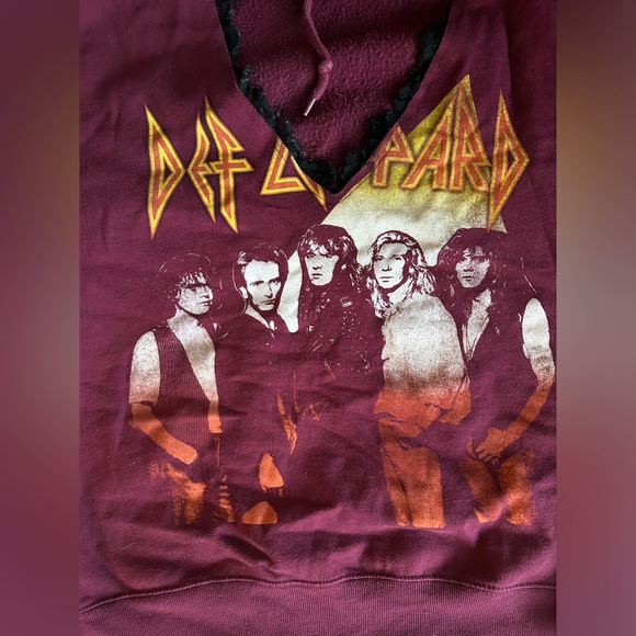 Def Leppard Women’s Cut Out Hoodie Lace Trim Graphic Band Sweatshirt Sz US Sm - Picture 5 of 9